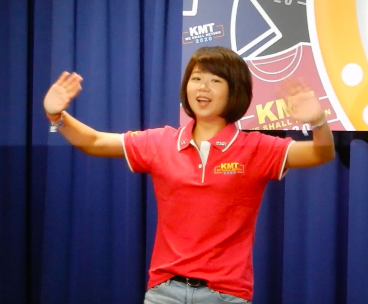 ▲國民黨婦女部23日上午在國民黨中央舉辦「KMT潮T發表會」，立委林麗蟬上場秀潮T新款式。（圖／記者陳弘志攝, 2019.4.23）