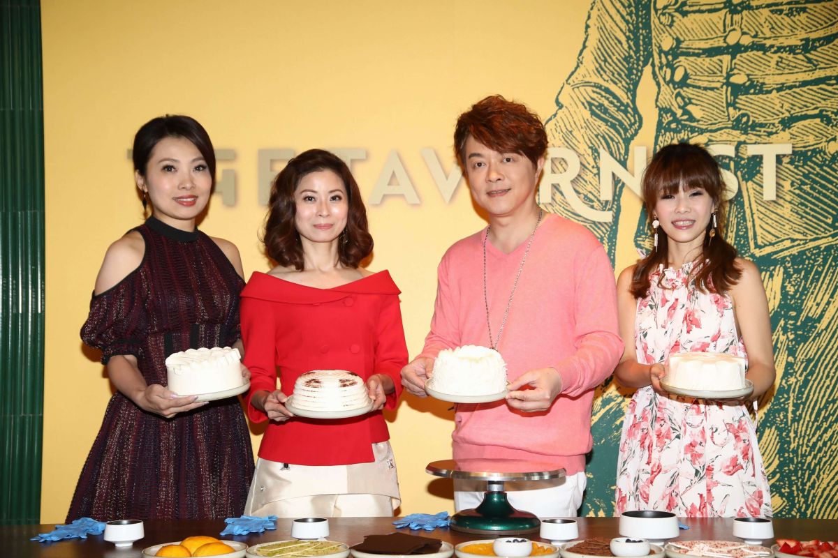 ▲翁立友帶著師妹們做蛋糕行善。（圖／豪記唱片提供）
