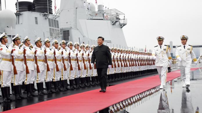 ▲中國大陸國家主席習近平，23日出席慶祝海軍成立70週年閱兵。（圖／新華社）