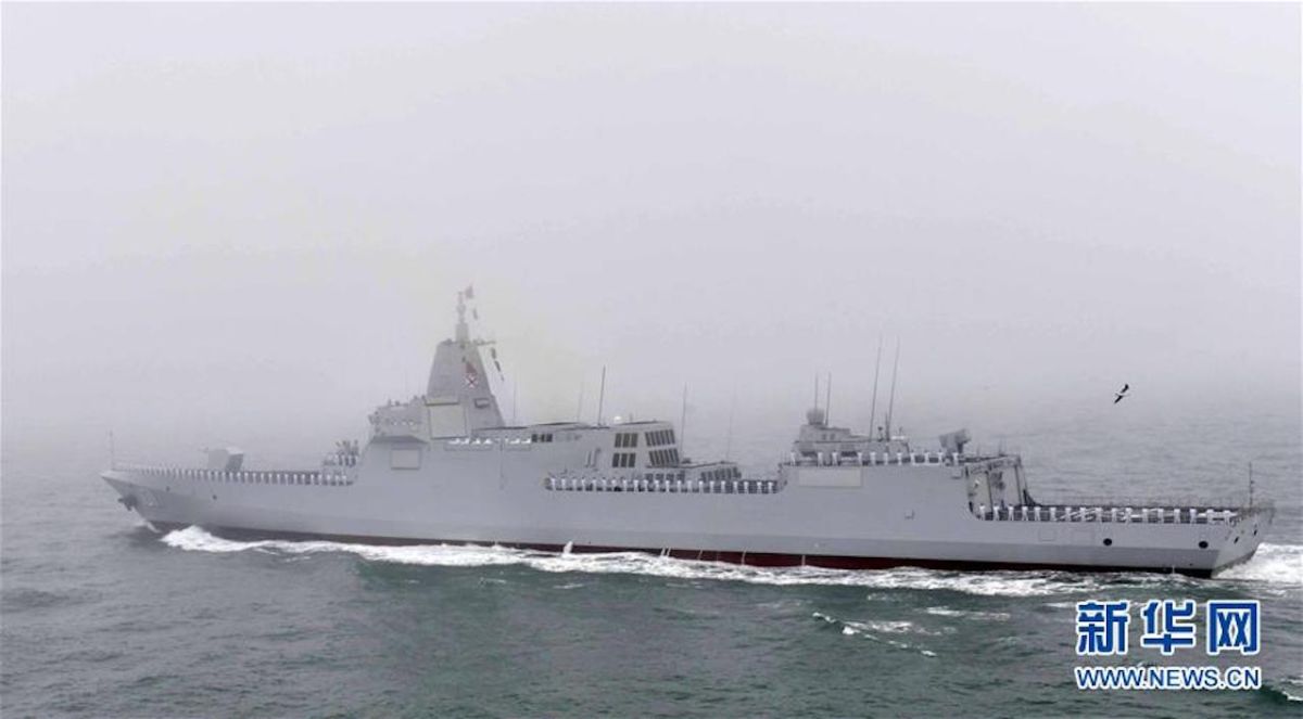 ▲2019青島海上閱兵，解放軍排水量萬噸的南昌號驅逐艦登場。（圖／翻攝自新華社, 2019.4.23）