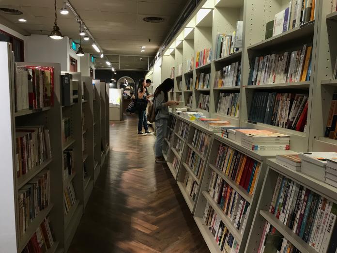 中山地下街面目已從過去的獨立、開放式店面，變成以連鎖書店為主。（圖／記者許維寧攝）