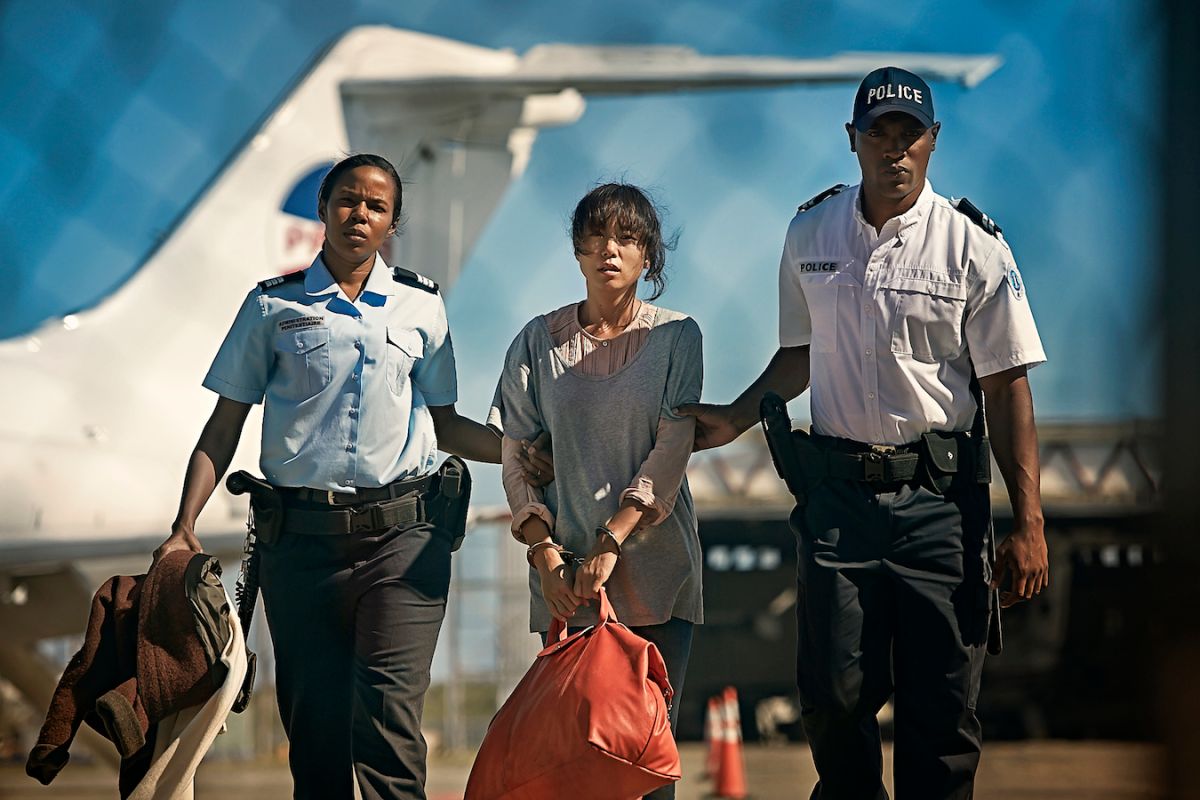 ▲全度妍（中）片中被囚禁在國外監獄，因語言不通求助無門。（圖／華聯國際）