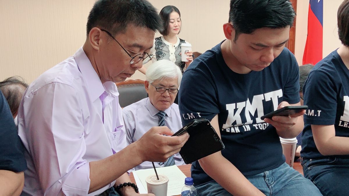 國民黨阻擋中選會主委人事案，提名人李進勇進場後，仍被藍綠委員重重包圍。 (圖/記者吳承翰攝)