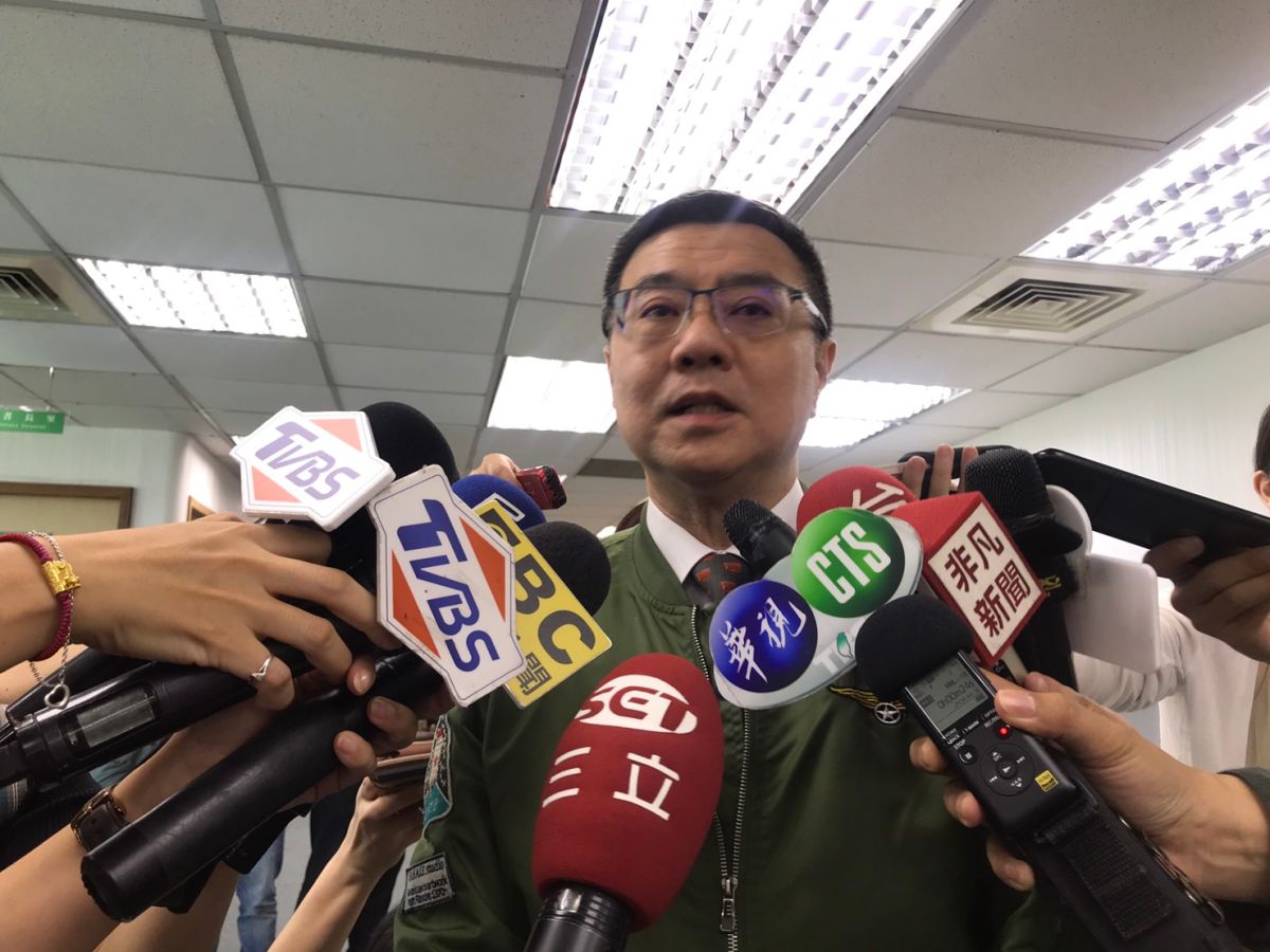 外傳民黨主席卓榮泰因壓力大可能請辭，中執會將派出新的代理主席沒收初選，直接讓蔡英文參選。對此，卓榮泰24日受訪時說，「這個劇本不好啦」。（圖／記者林人芳攝，2019,04,24)