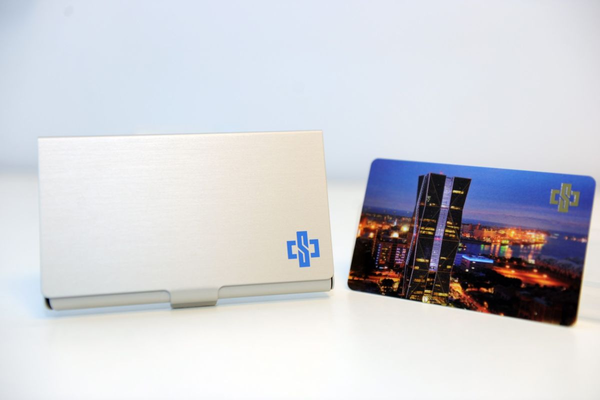 ▲中鋼股東會紀念品出爐，今年是「卡幸福儲卡鋁盒」，內含鋁盒一個及儲值一卡通一張，可讓股東們將一卡通、信用卡、身分證件、名片等放在其中，材質十分輕巧。(圖／中鋼提供)