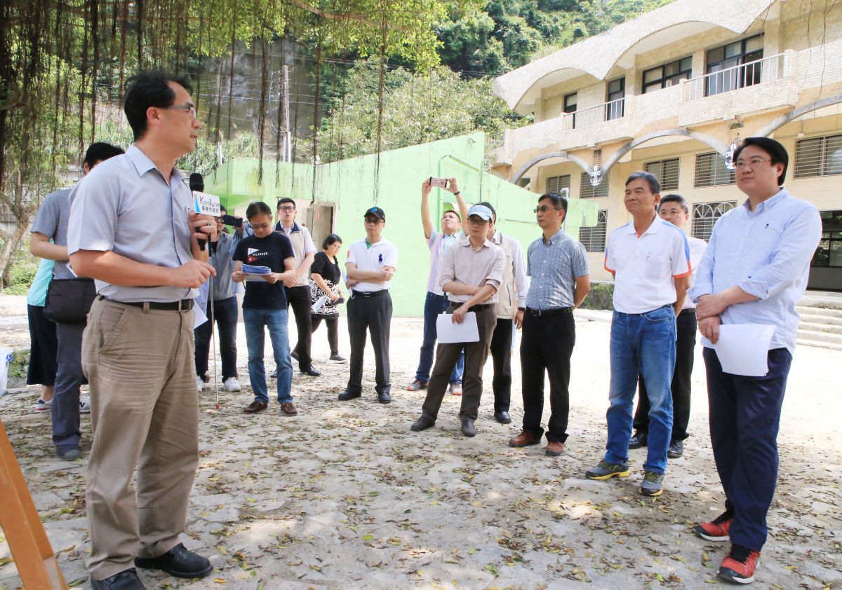 ▲基隆市長林右昌今(24)日前往暖暖童軍活動中心視察整修工程。（圖／基隆市政府提供）