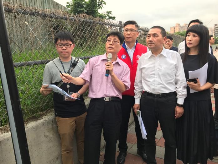 ▲5月起，林口交流道A南下出口匝道禁止左轉文化一路，新北市長侯友宜今（24）日再度前往視察，盼新措施上路解決塞車問題。 （圖／新北市交通局提供）