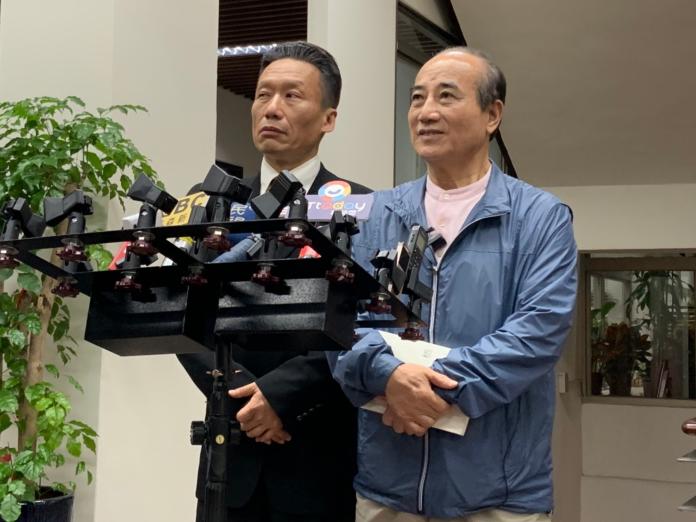 王金平和藝人郭子乾扮演的「郭董」錄節目，結束後一同接受媒體訪問。 (圖/記者吳承翰攝)