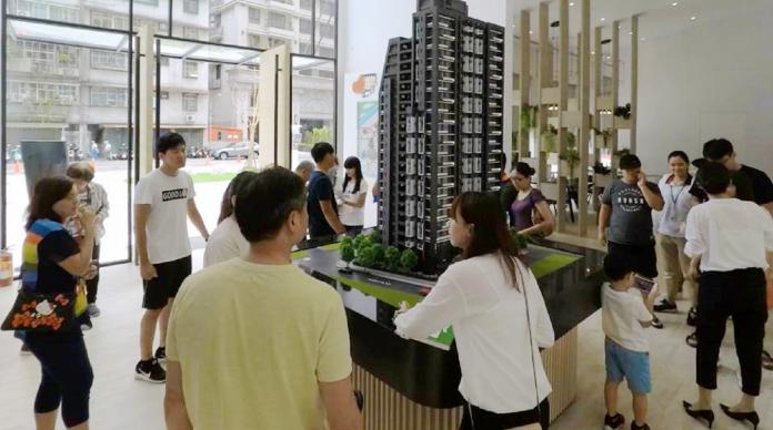 買預售屋簽訂合約前，要跟建商確認是否有履約保證。（圖／信義房屋提供）