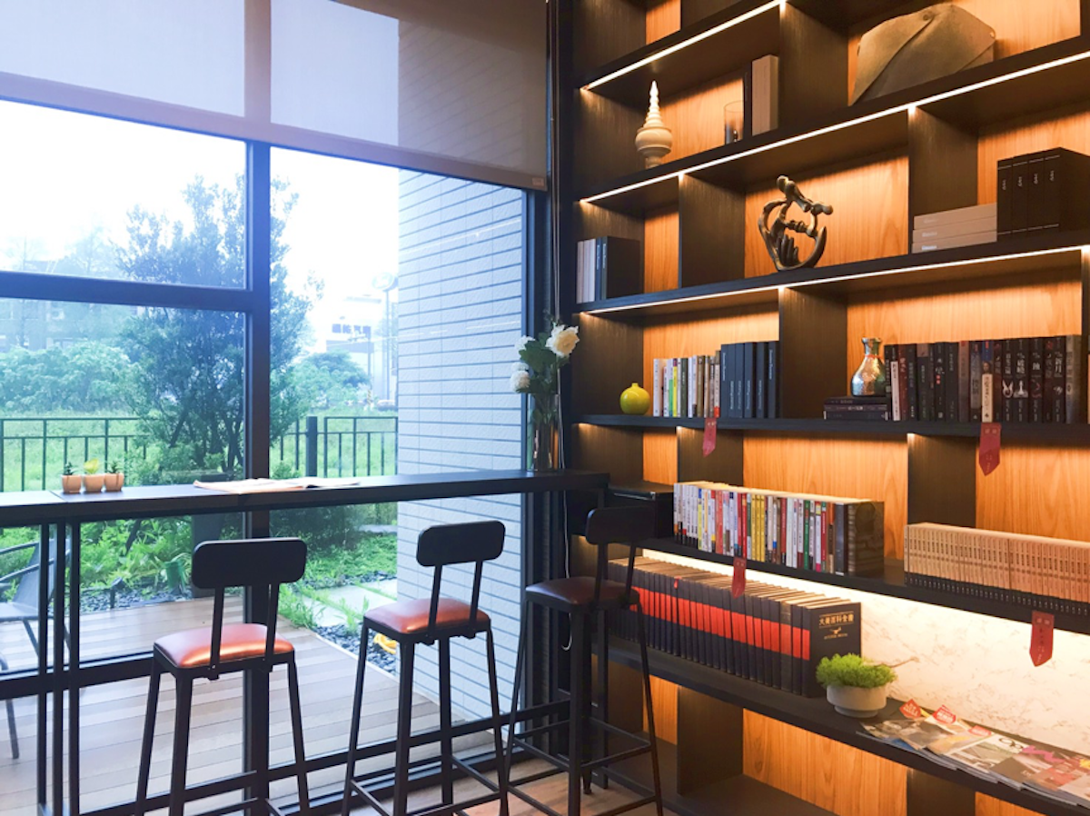 ▲合新建設在桃園中路重劃區推出新建案，強調雙學區為鄰、媲美台北大安森林公園的風禾水秀雙公園，將公設導入閱讀思維，打造親子書屋、閱讀教室。（圖/樣品屋實景拍攝）