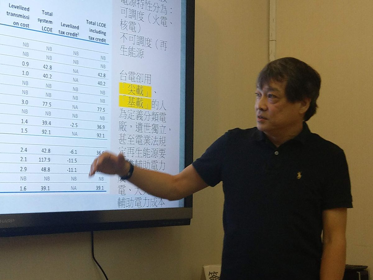 綠色消費者基金會祕書長方儉認為，台電與經濟部都拿假新聞恐嚇國人。（圖／記者陳俐穎攝）