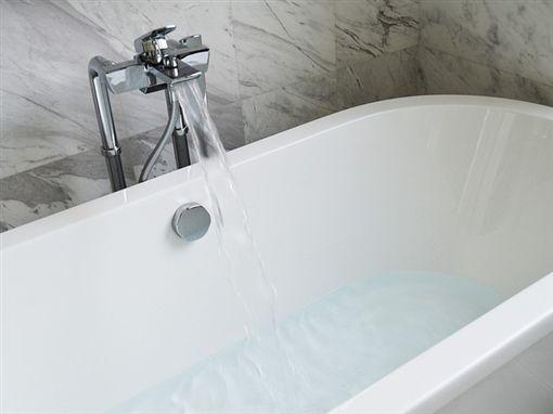 ▲錯誤的洗澡方式，反而會洗出一身敏感肌。（圖／pixabay）