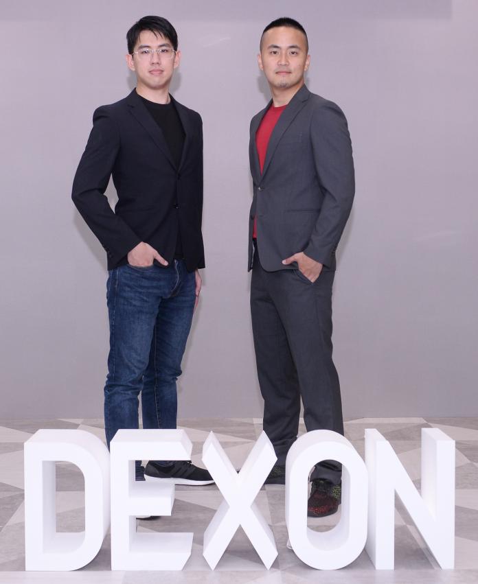 DEXON 基金會共同創辦人暨技術長黃偉寧（左）、DEXON 基金會技術副總裁李玄，聯手推動全球網站全面改版上線，以進一步詮釋其打造新世代區塊鏈生態系的理念。（圖／DEXON 基金會提供）