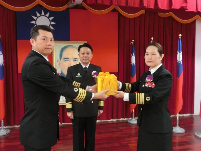 ▲海軍上校黃雅楸（右）3月1日接任宜陽軍艦艦長，成為國軍第2位一級艦的女艦長。（圖／軍聞社提供）