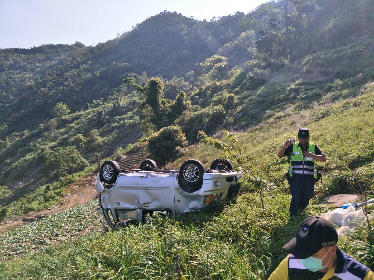 ▲台東縣太麻里鄉的金針山發生自小客車疑似因倒車不慎摔落邊坡事故，所幸車上人員無生命危險（圖／記者鄭志宏翻攝）