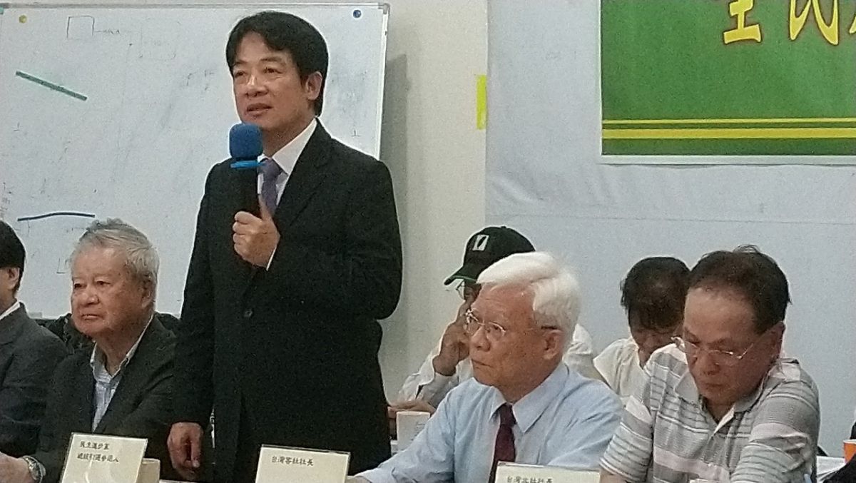 針對作家吳祥輝反對蔡英文併吞賴清德一事，前行政院長賴清德25日表示，如果他與蔡英文進行初選民調，就不會有這種事了。（圖／北社提供）