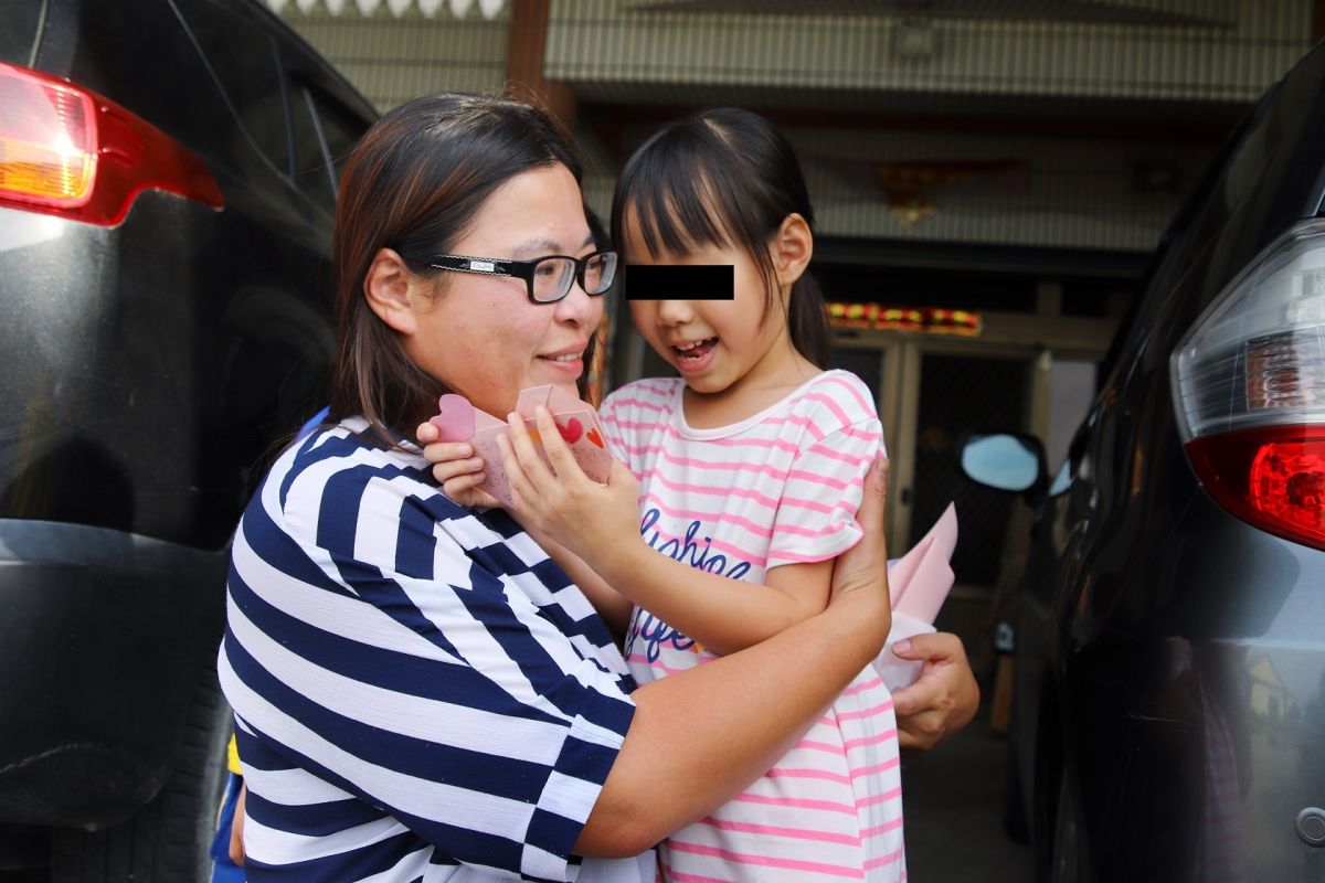 ▲小琪親手做了乾燥花束，還主動寫卡片給姑姑，並說出「姑姑，母親節快樂！」，感謝這位不一樣的母親。（圖/記者邱嘉琪攝，2019.04.25）