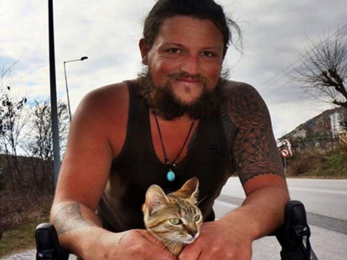 蘇格蘭男子騎單車環遊各國的途中，撿到一隻小貓咪當旅伴。（圖／IG@1bike1world）