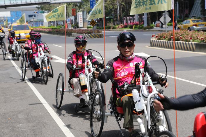 超敬佩！「手搖自行車」身障騎士拚環台　征服台灣四極點
