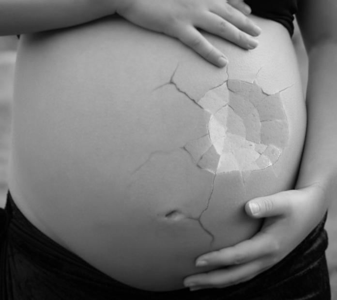 ▲女童被哥哥性侵到懷孕。（圖／Pixabay）