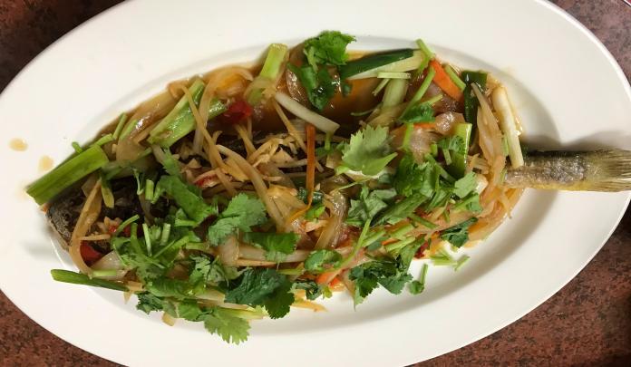 ▲呈現越南風味的酸辣魚，口感多重、層次分明，讓人一口接一口。（圖／記者常似虎攝）
