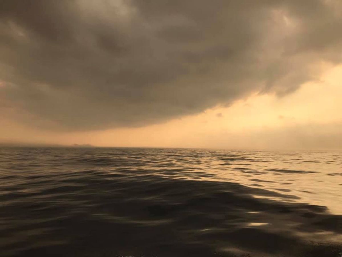 ▲一名身為海巡人員的男網友在臉書社團「爆料公社」 PO 文指出， 24 日在彭佳嶼西南方約 4 海里位置，看到「海市蜃樓」奇景，並分享數張照片，直呼「 10 多年第一次看到」，貼文立刻引發網友熱議。（圖／翻攝自爆料公社）