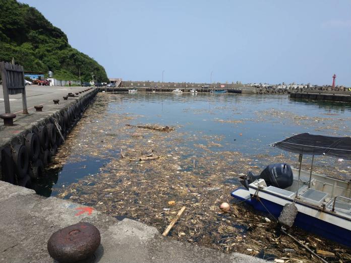 ▲新北市北海岸近來出現大量海漂垃圾，密密麻麻海藻夾帶寶特瓶、保麗龍、塑膠垃圾等，佈滿沿岸各漁港。（圖／新北市漁業處提供）