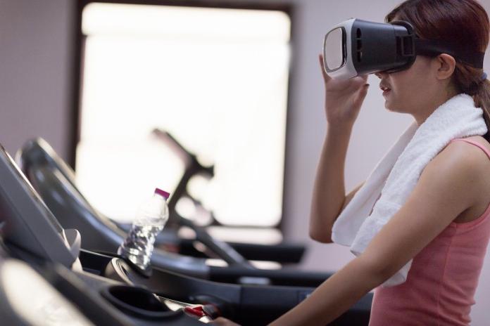 ▲在跑步機上戴上VR眼鏡與耳機後搭配VR場景，可以擺脫室內健身的一切障礙。（圖／美光提供）