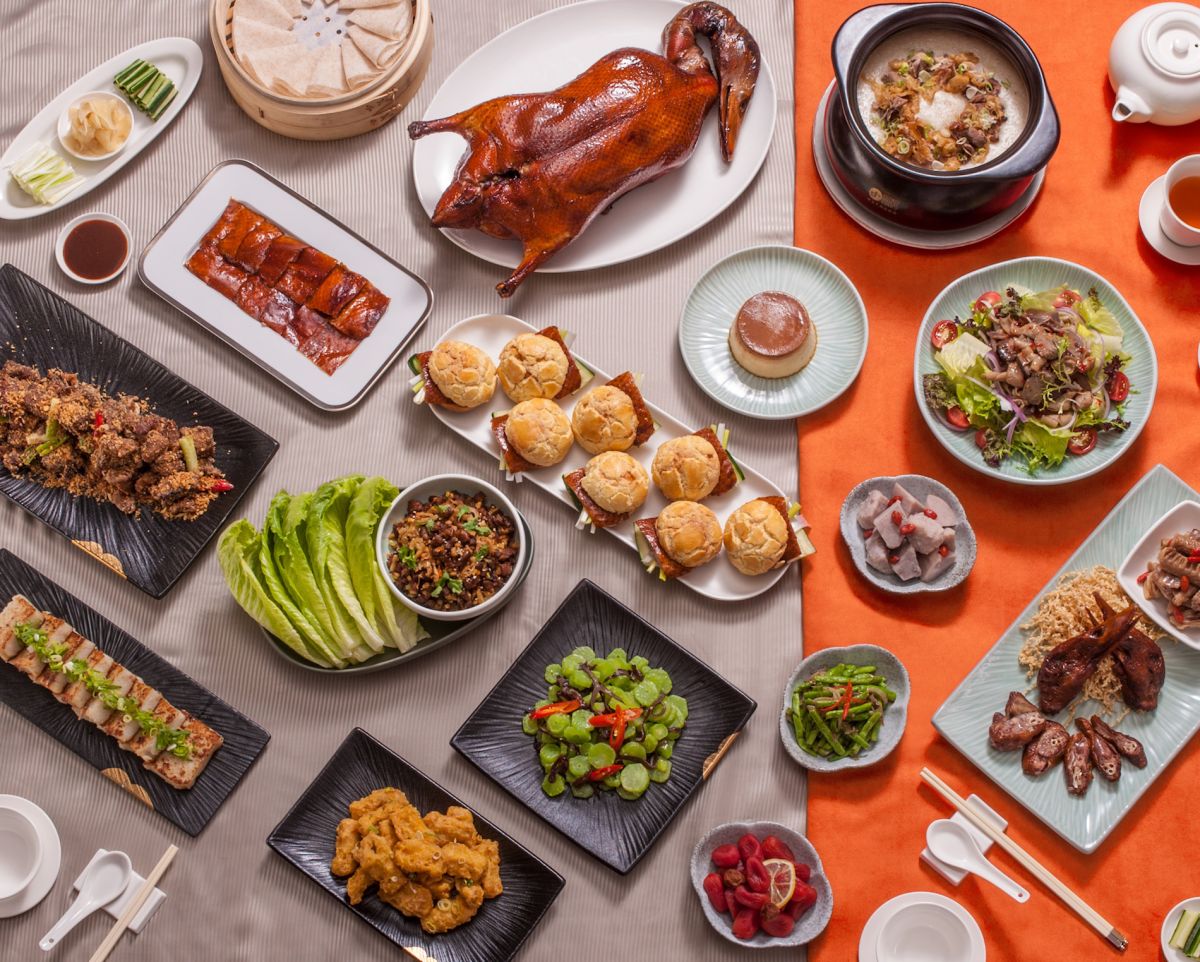 ▲華泰王子大飯店一鴨九吃的「全鴨匯」，包含菠蘿包片皮鴨、手工鴨蛋黃布丁、鴨骨粥、鴨骨湯、泰式涼拌沙拉等料理，一上桌就超澎湃。（圖／華泰王子飯店）