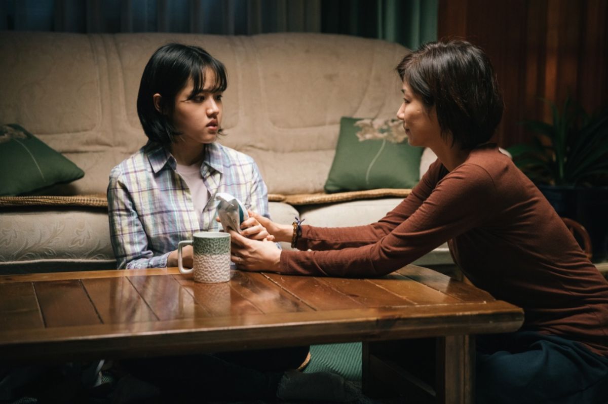 ▲金香起（左）片中竟意外愛上殺父母仇人。（圖／可樂電影）