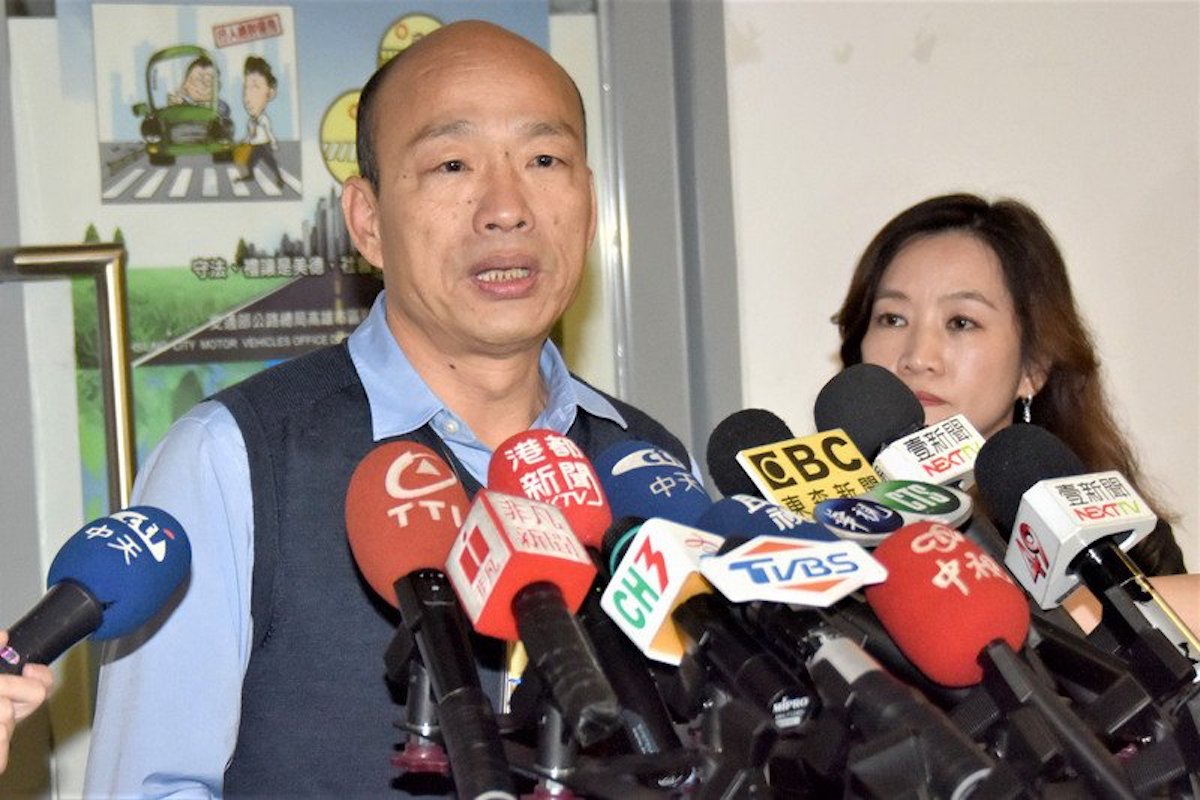 ▲高雄市長韓國瑜捲入 4 千萬競選經費風波，昨（26）日他表示要思考一下再公開回應，今（27）日上午他出席原住民社會福利園遊會暨母親節園遊會時，坦承當初到高雄競選時，國民黨主席吳敦義確實有「介紹企業家」慢慢捐款。（圖／中央社資料圖片）