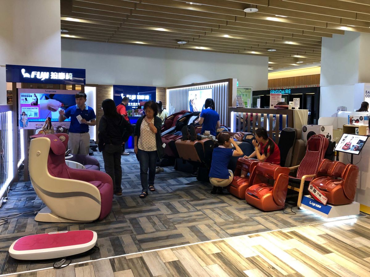 ▲紓壓按摩椅也是犒賞媽咪的好選擇（圖/南紡購物中心提供)