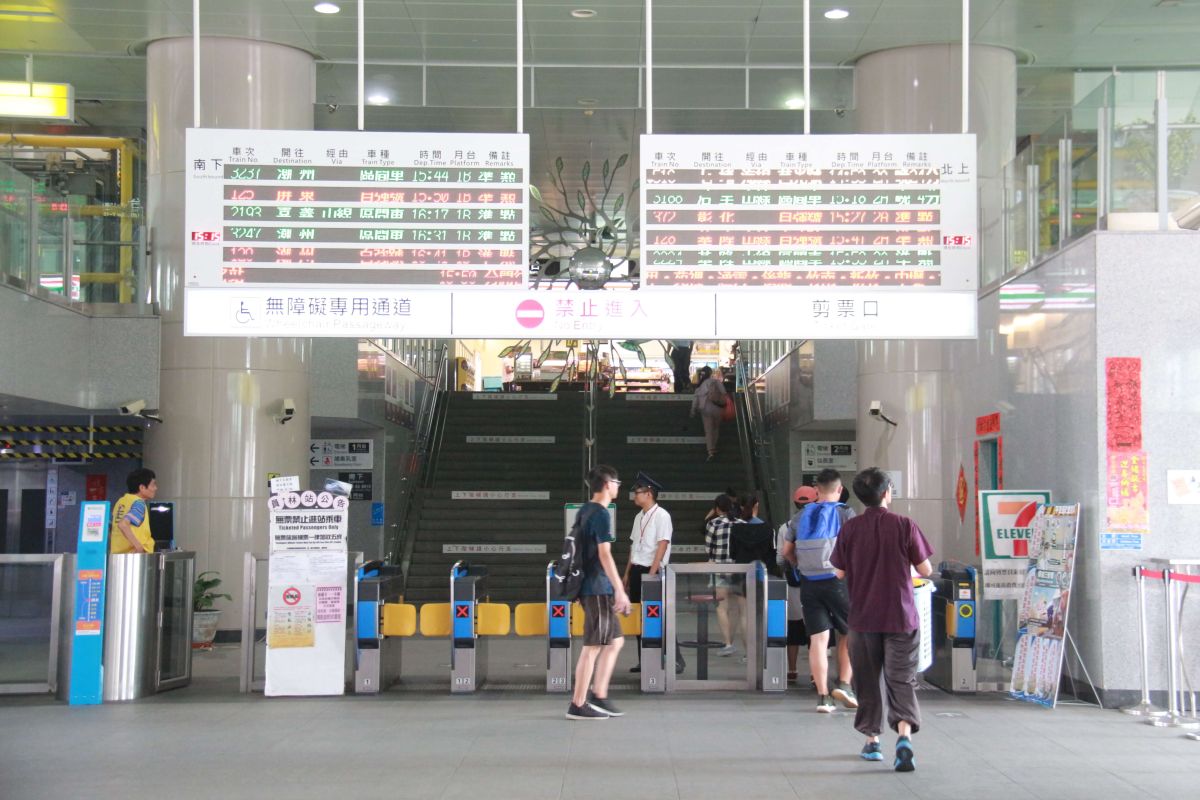 ▲台鐵員林火車站改建後的大廳及車票販賣處都不一樣。（圖／記者陳雅芳攝，2019.04.27）