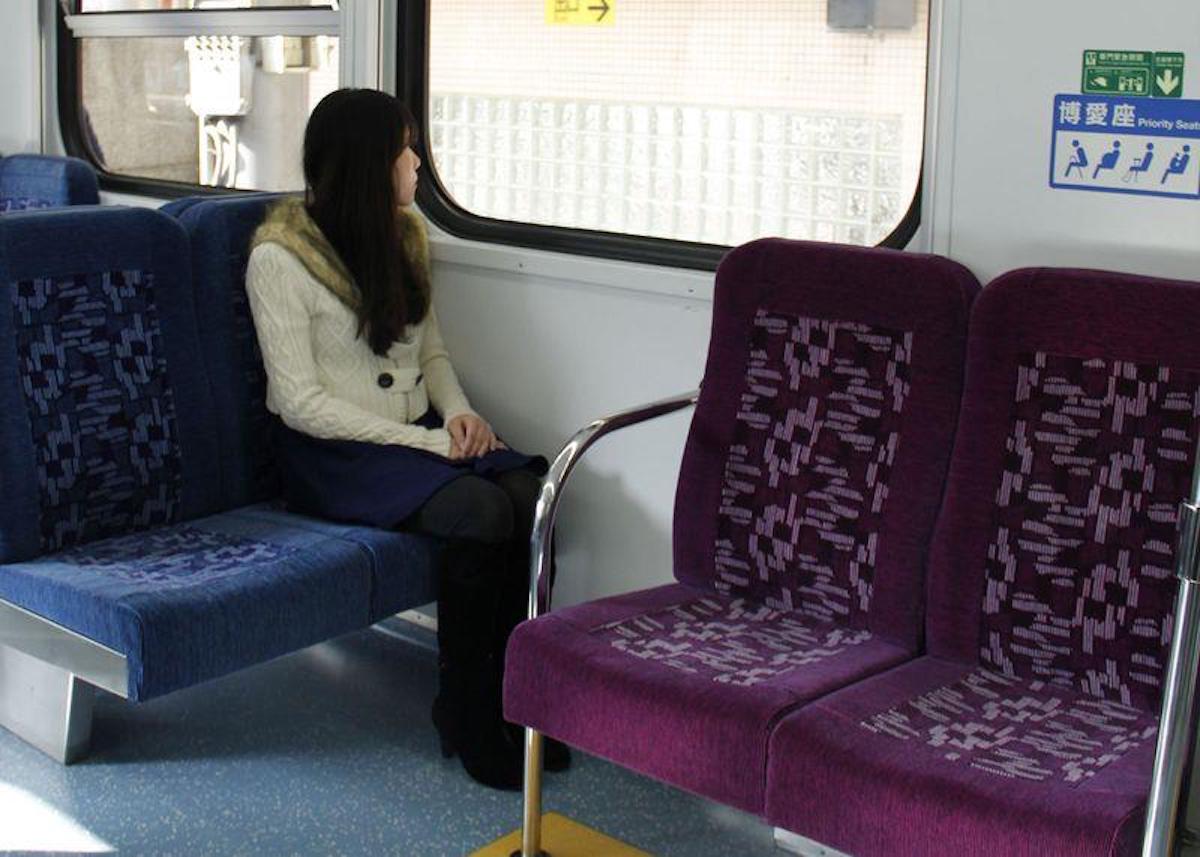▲捷運或公車上的「博愛座」究竟誰才有資格坐？許多人都有不同看法，爭議也始終不斷。圖中人物與新聞無關。（示意圖／中央社資料圖片）