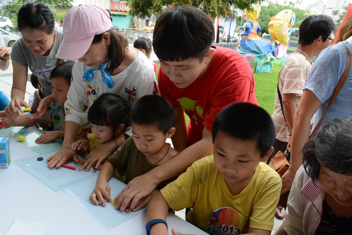 ▲志工帶領社區親子用黏土製作盾，象徵保護兒童，也讓社區民眾度過美好的親子時光。（圖／記者蘇榮泉攝，2019.04.28）