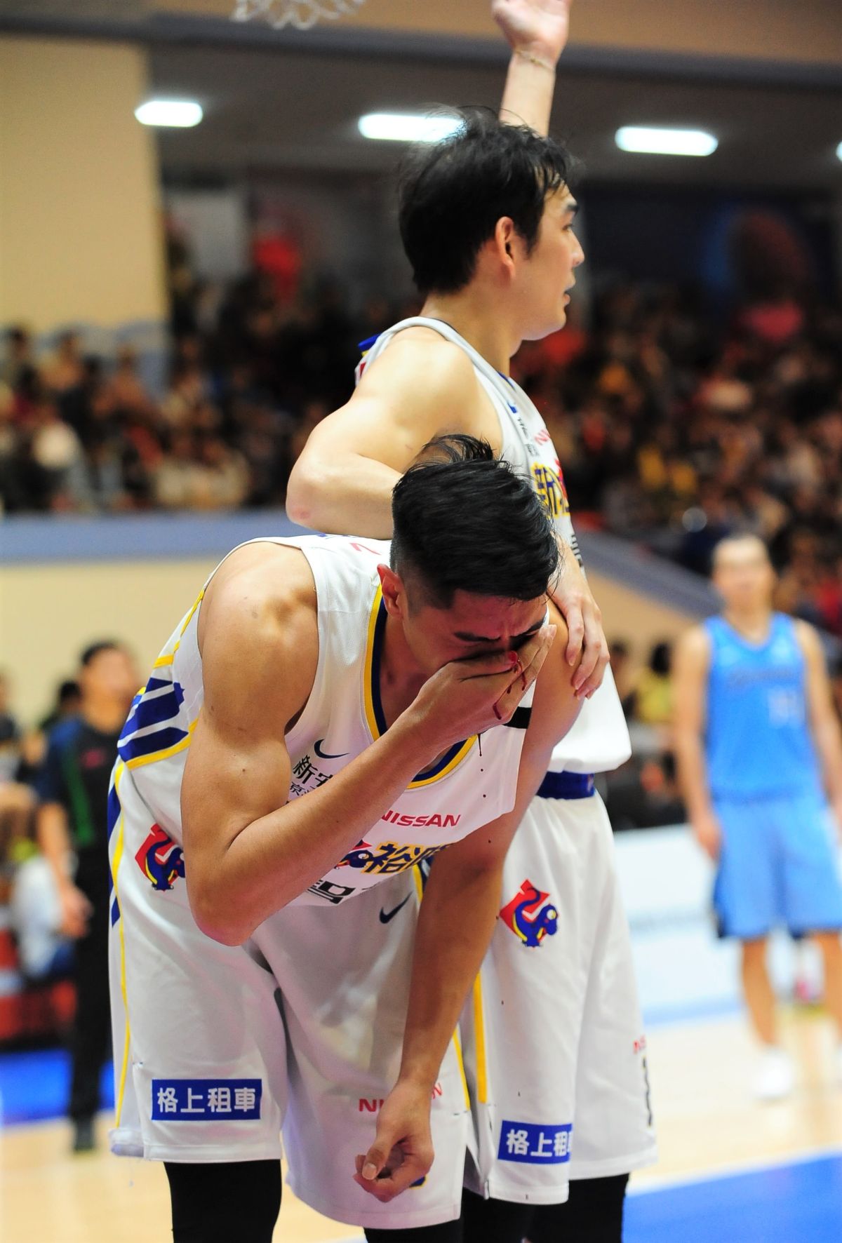 ▲裕隆周柏臣鼻血狂流。（圖／籃協提供）