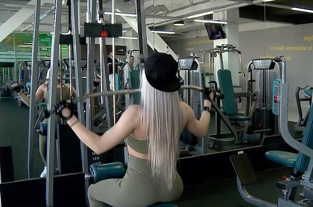 ▲ 工作之餘，赫拉瑪佐娃酷愛健美運動，在健身房裡揮汗如雨。（圖／翻攝自 Daily Mail ）