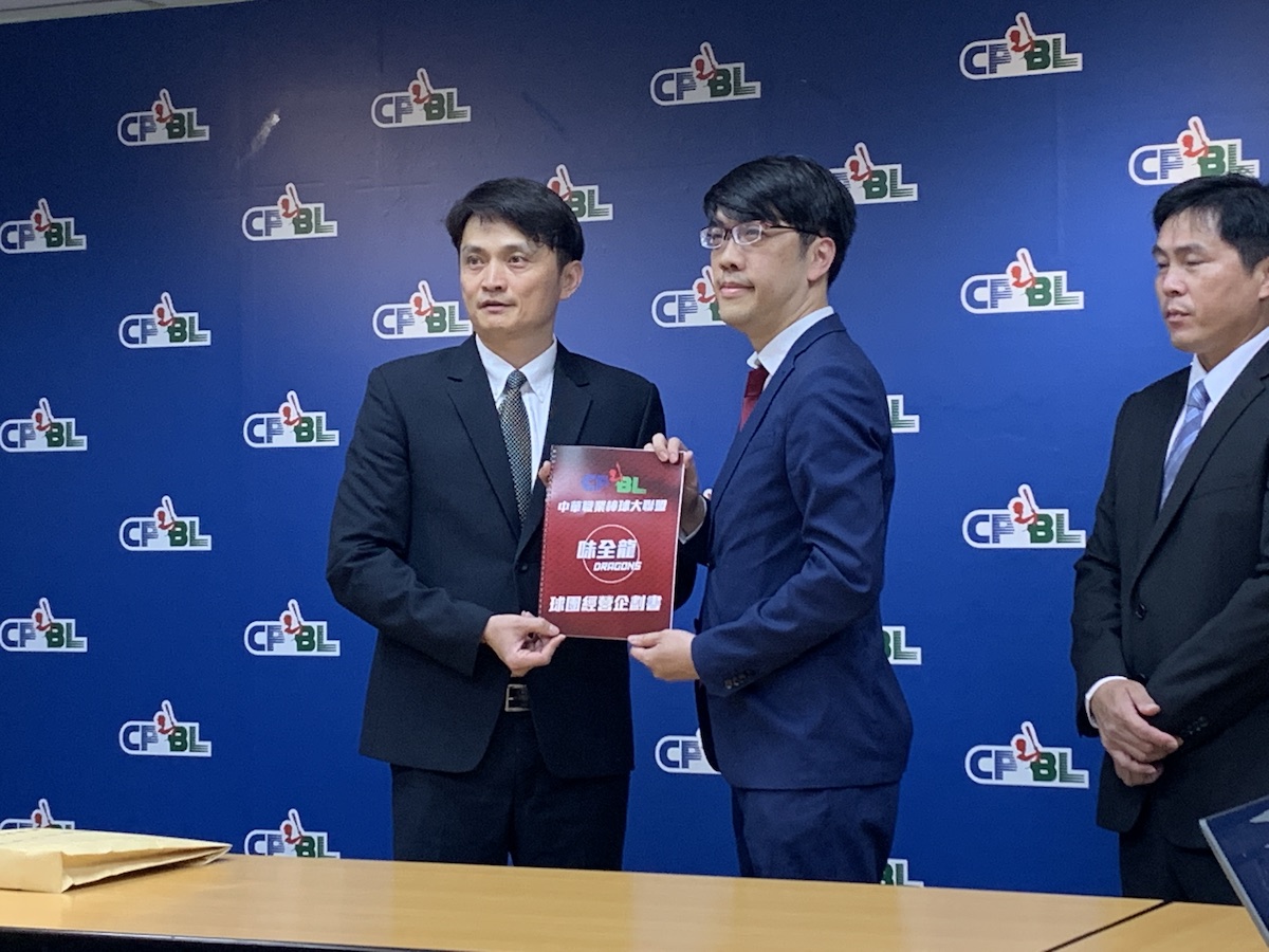 味全龍領隊遞交企劃書（圖／劉祐廷攝）