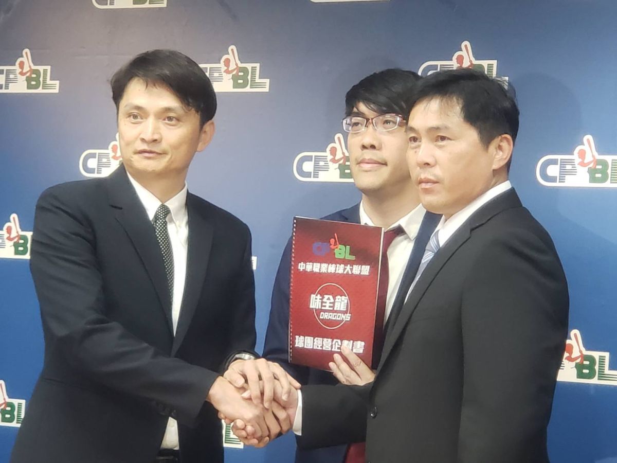 味全龍領隊遞交企劃書，由右至左為葉君璋、吳德威、馮勝賢。（圖／劉祐廷攝）