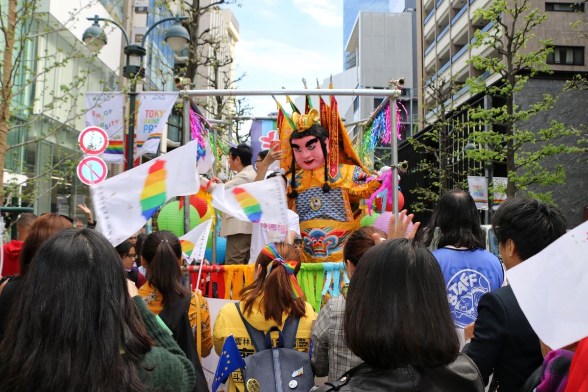 日本於本月28、29日舉辦一年一度東京同志大遊行，台灣伴侶權益推動聯盟（伴侶盟）等團體協同10位新科議員一同赴日參與，今年台灣隊花車特以彩虹燈籠妝點、配合彩虹「囍」幛凸顯台灣風情。（圖／伴侶盟提供）