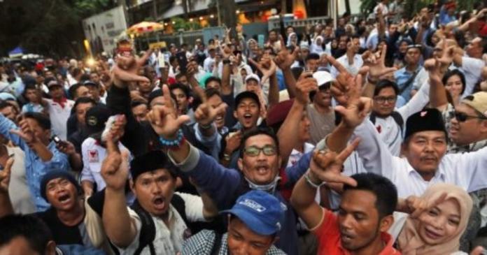 ▲印尼大選本週三登場，逾2億選民將投票。圖為參與造勢晚會的民眾。（圖／翻攝自臉書）