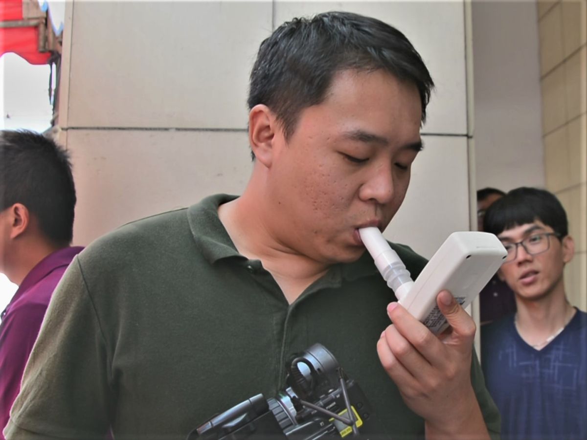 ▲現場民眾體驗CO檢測器檢測。（圖／記者郭政隆攝影2019.4.29）