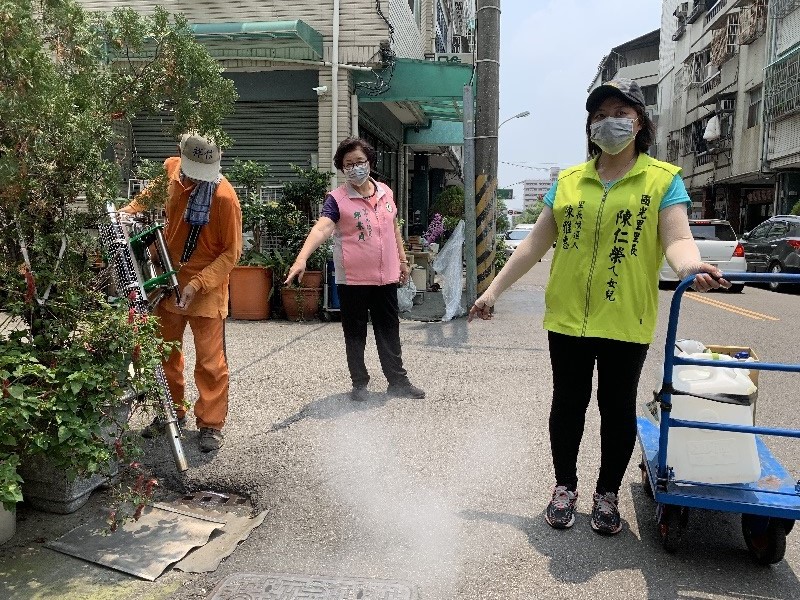 ▲市議員邱素貞與南區國光社區發展協會理事長陳雅惠，29日展開里內全面登革熱防治噴藥活動（圖／社區發展協會提供）