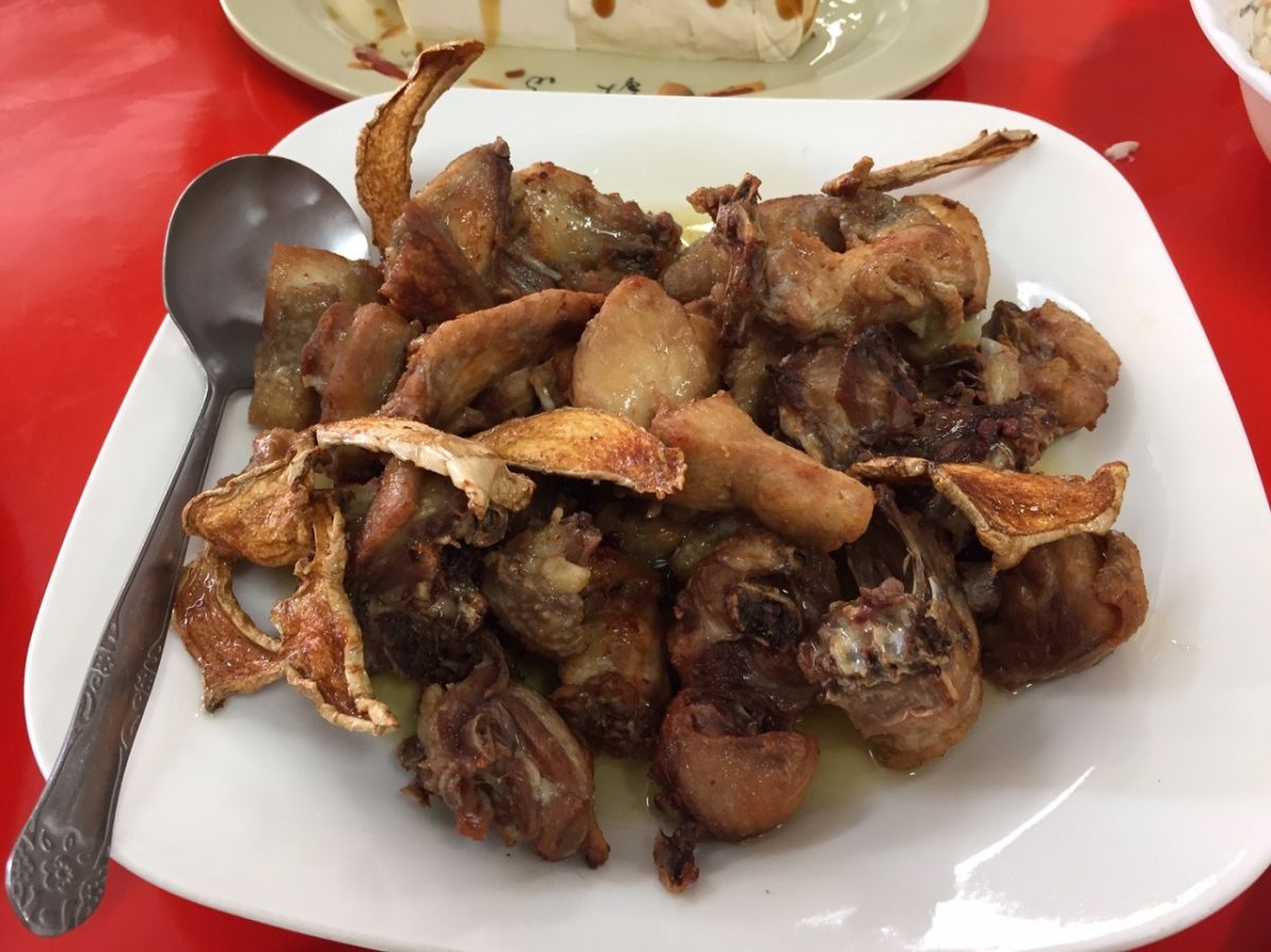 ▲口感令人讚不絶口的苦茶油雞。（圖／記者陳惲朋攝 , 2019.04.29）