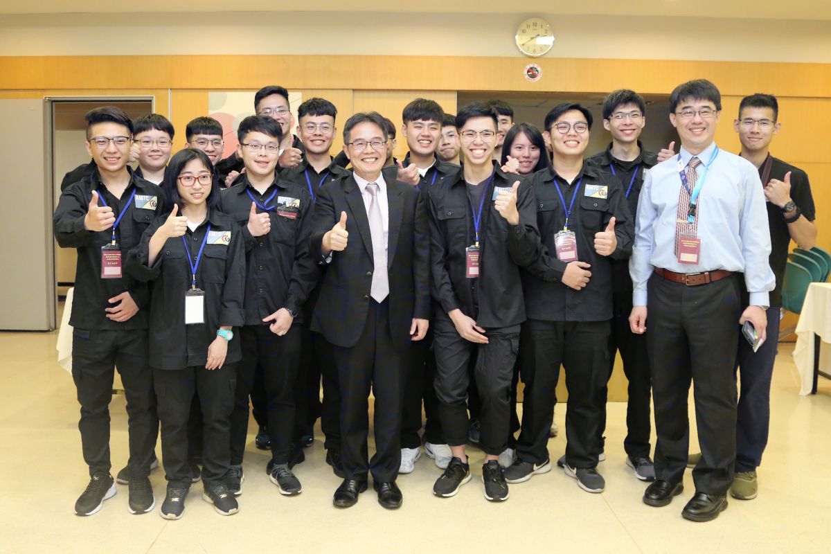 國立虎尾科技大學附設「航空維修訓練中心」（航訓中心）於今年二月通過民航局審查並經交通部核准，正式獲得認證，是自民航法102年修訂民用航空人員檢定證照制度後，第一家以新制實施檢定認證，通過獲准成立的「B1類基礎訓練」航空維修基礎訓練機構，即日起正式營運。（圖／教育部提供）