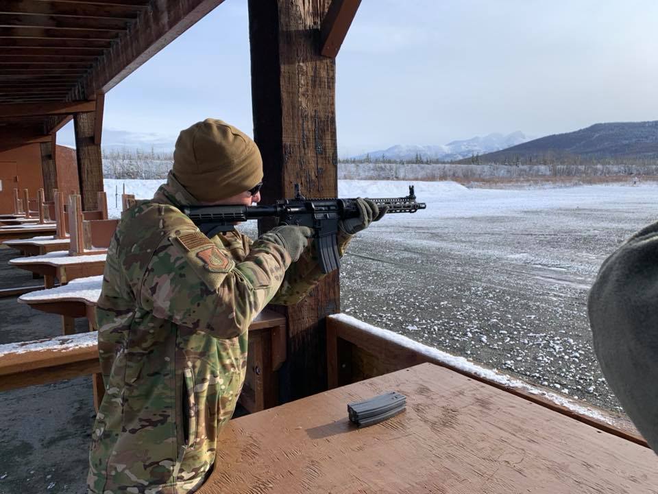 ▲為了提升飛行員在戰區跳傘後的生存性，美軍F-22飛行員將配備GAU-5A自動步槍當防身武器。（圖／3rd Wing臉書,）