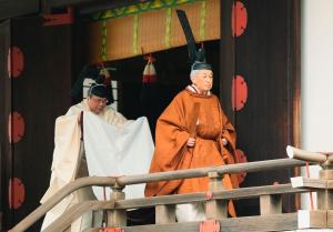 ▲明仁天皇身穿黃櫨染御袍舉行退位奉告儀式。（圖／美聯社／達志影像）