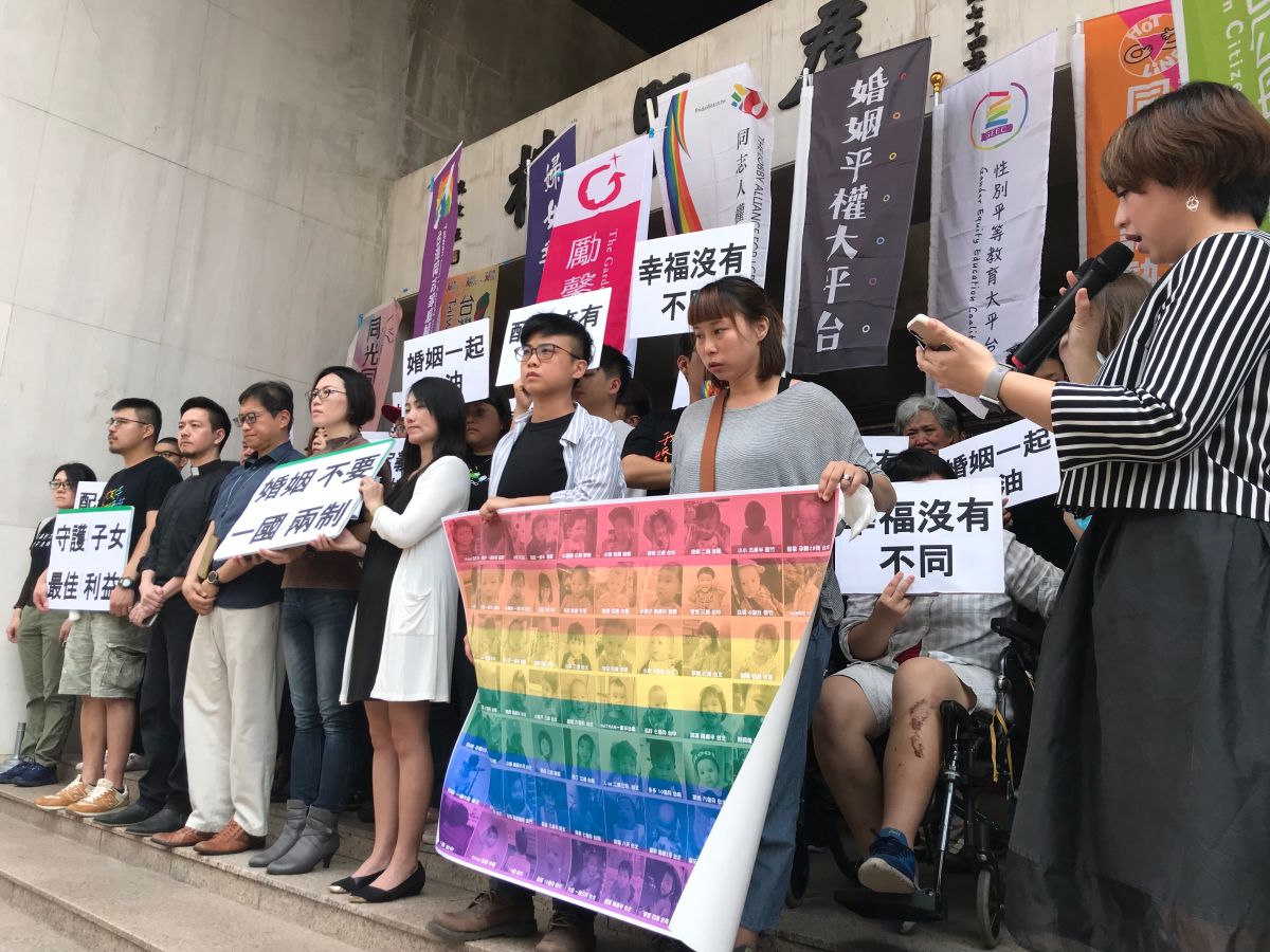 婚姻平權大平台、勵馨基金會等團體今日稍早赴立法院前高呼：「婚姻不要一國兩制，守護子女最佳利益。」盼朝野立委能做出結論，平等保障同性婚姻。（圖／記者許維寧攝）