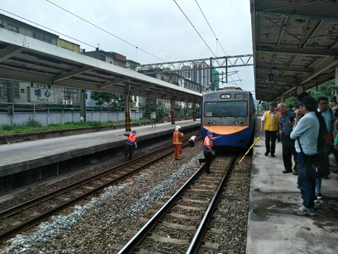 ▲台鐵一輛區間車在台北、松山間出軌，造成通勤尖峰時間嚴重誤點。（圖／NOWnews資料照，台鐵提供）
