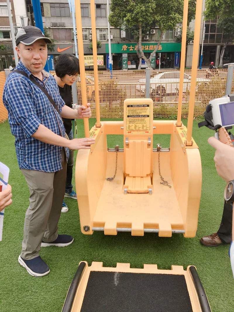 ▲友善共融公園特別導入無障礙的「輪椅盪鞦韆」，藉由輪椅能直接上鞦韆，讓坐輪椅的小朋友也能體驗鞦韆樂趣（圖／台中市府提供）